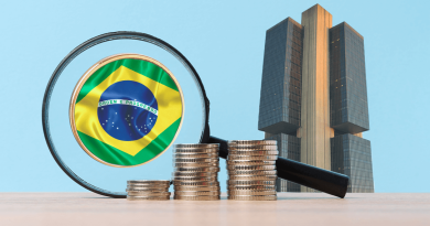 Moneda de Brasil junto a una lupa y el Banco central de Brasil.